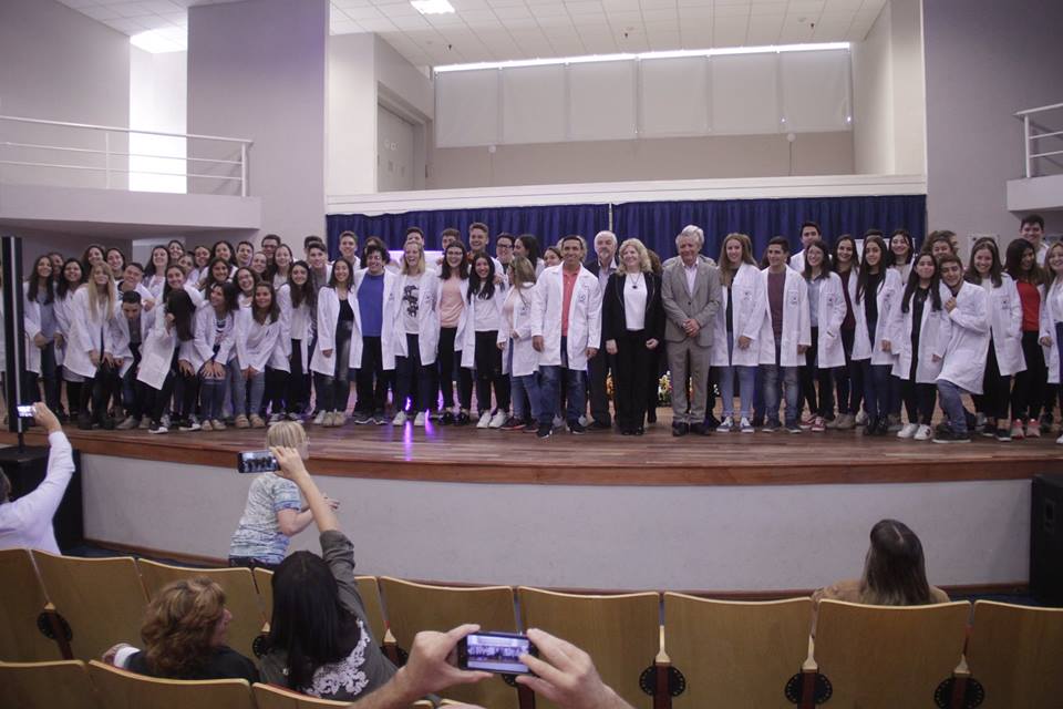 Medicina: Sesenta estudiantes recibieron sus guardapolvos blancos