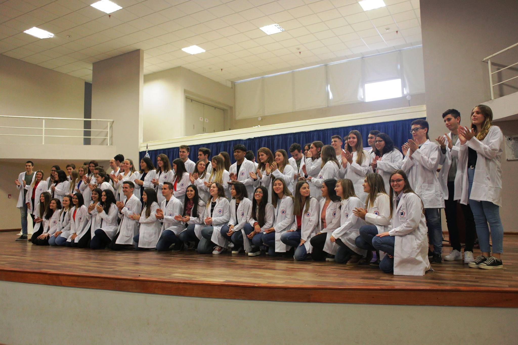 Sesenta estudiantes recibieron sus guardapolvos blancos