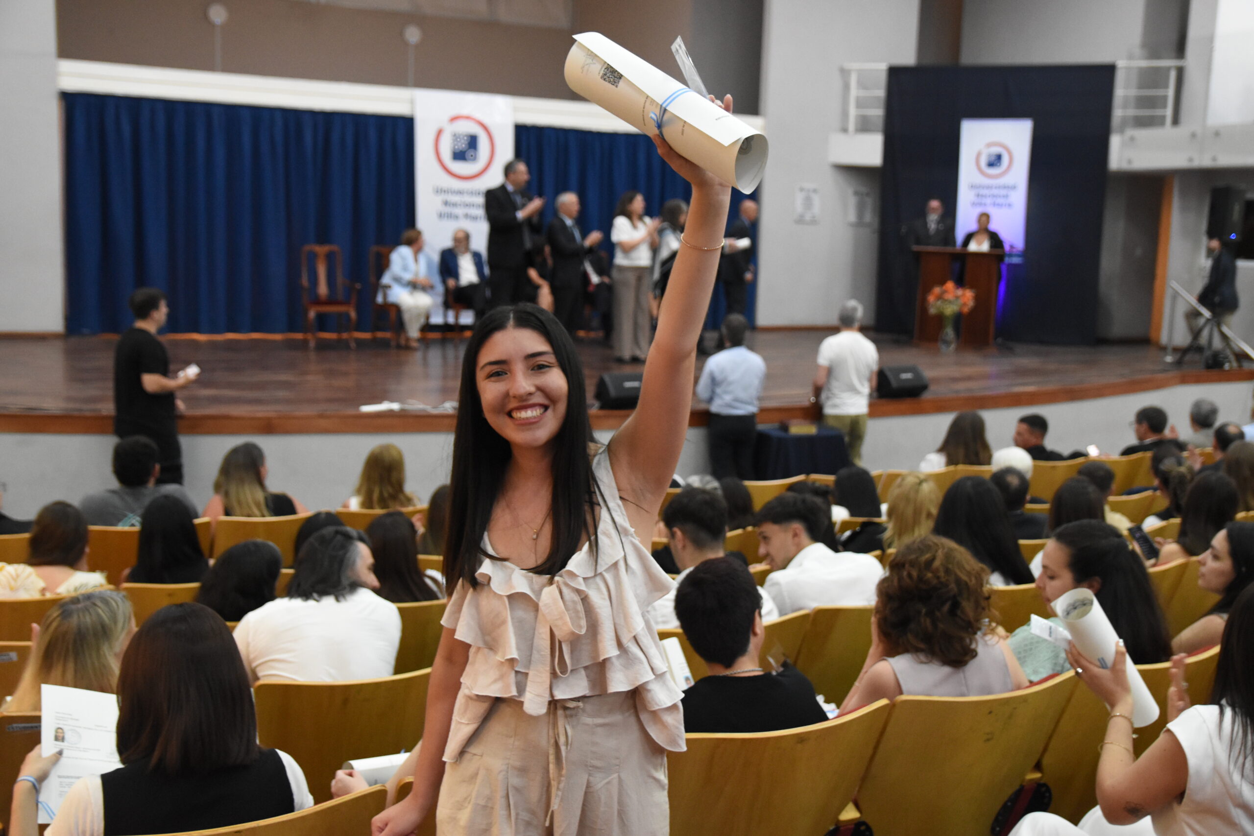 La UNVM celebró a 114 graduados de Humanas en una noche emocionante